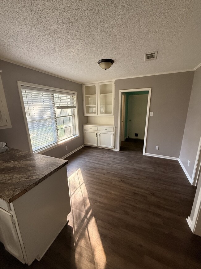 Building Photo - 200 S Birch St