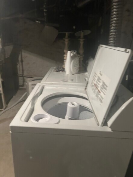 Washer/dryer in private basement - 181 E Kossuth St