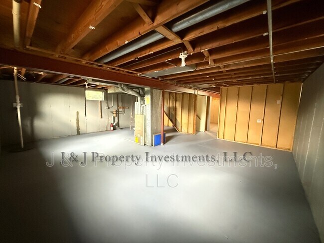 Building Photo - 408 E Clarendon Dr