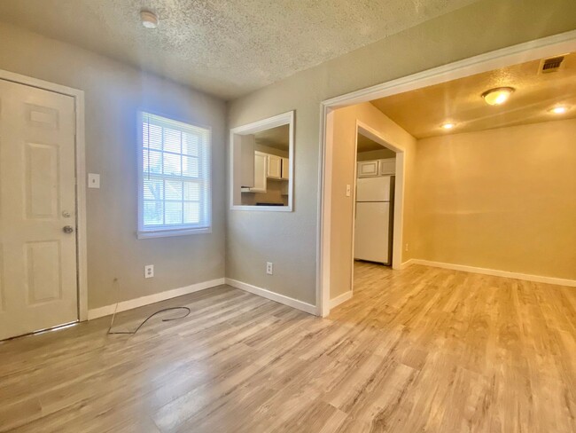 Building Photo - Newly renovated 3 bed 1 bath now available...