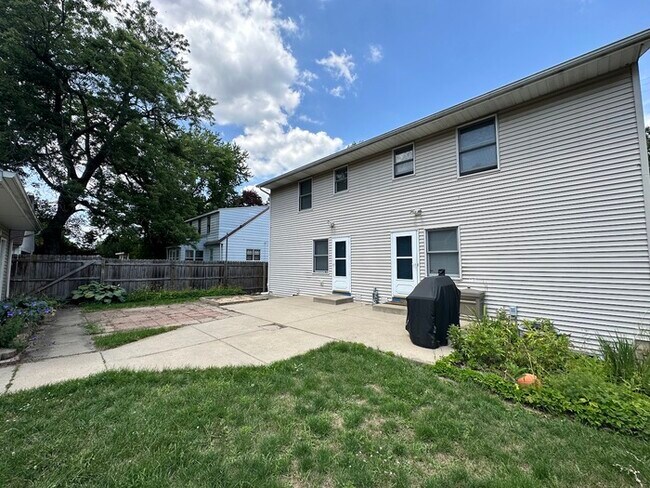 Building Photo - Nice and Large 3BR/1.5ba unit for rent in ...