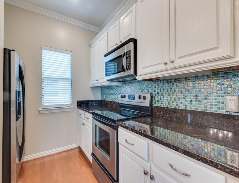 Kitchen - 2407 Stutz Dr