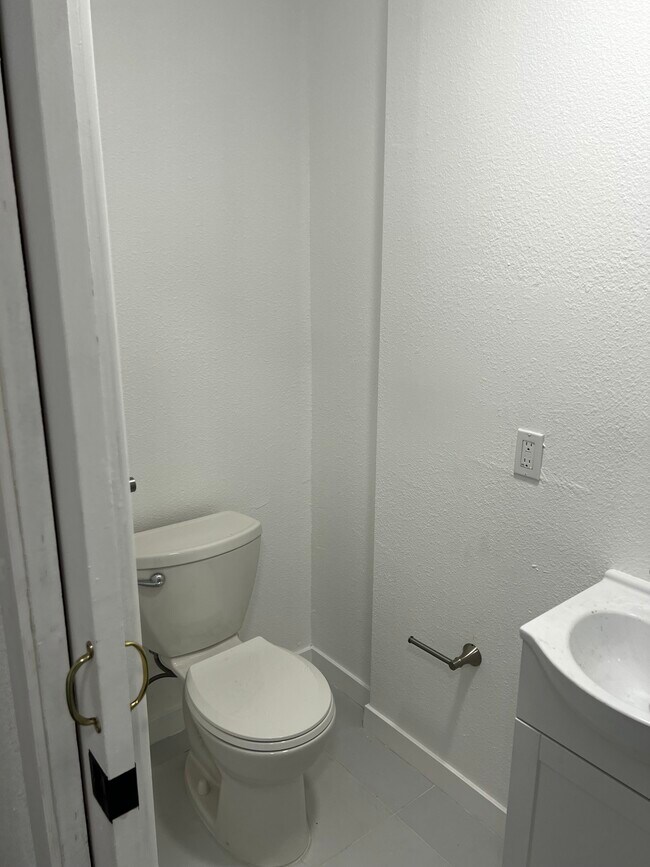 Building Photo - 2116 Zoe Ave