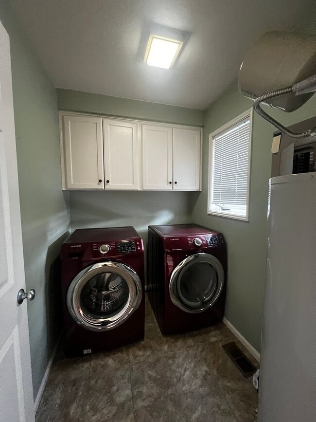 Building Photo - 2BD 2BA Condo in Beautiful Downtown Lynden!