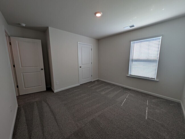 Building Photo - Spacious 2 story, 5 bedroom, 3 bath Home located in Secrest Commons Community!