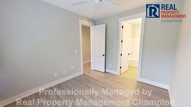 Building Photo - Bright & Open End Unit Townhome