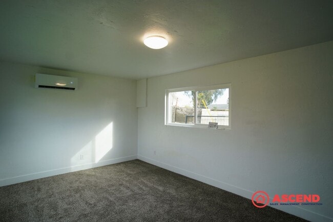 Building Photo - Spacious 5-Bedroom Home + Back Unit Included | 3 Baths | Bakersfield Living