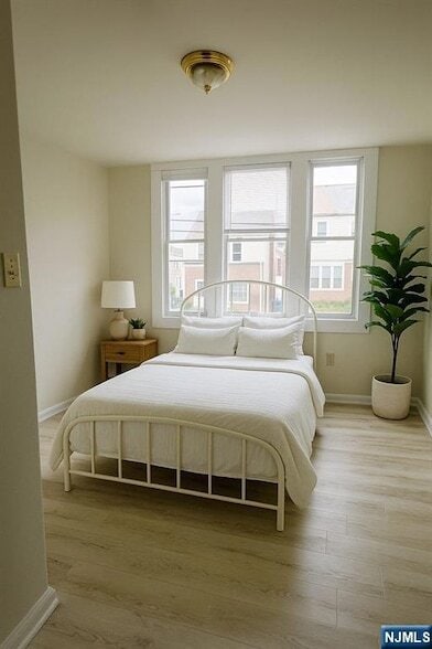 Building Photo - 458-460 Leslie Street Unit 2L