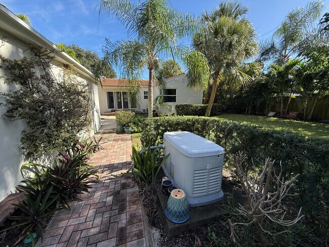 Building Photo - 1219 N Lakeside Dr