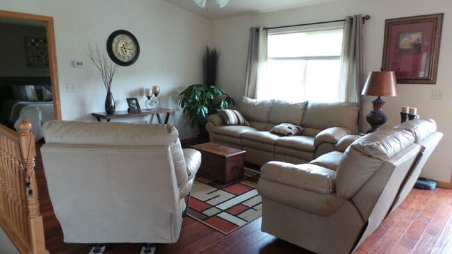Building Photo - SPACIOUS | 3 BEDROOM | TOWNHOME | LOCATED ...