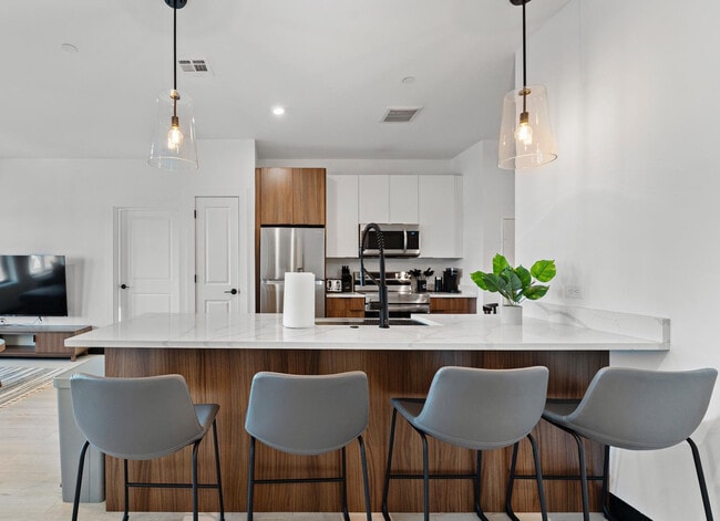 Building Photo - 600 Broadway-SI ID1240310P