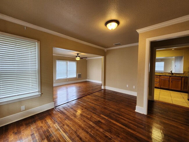 Building Photo - 4/2.5 House With Extra Room Or Office Spac...