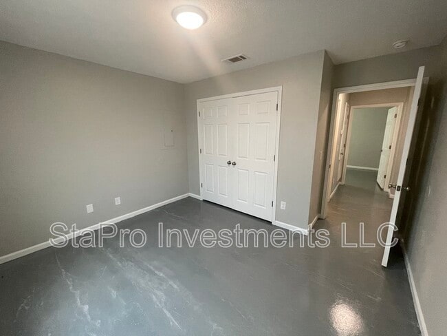 Building Photo - 158 Village Pl