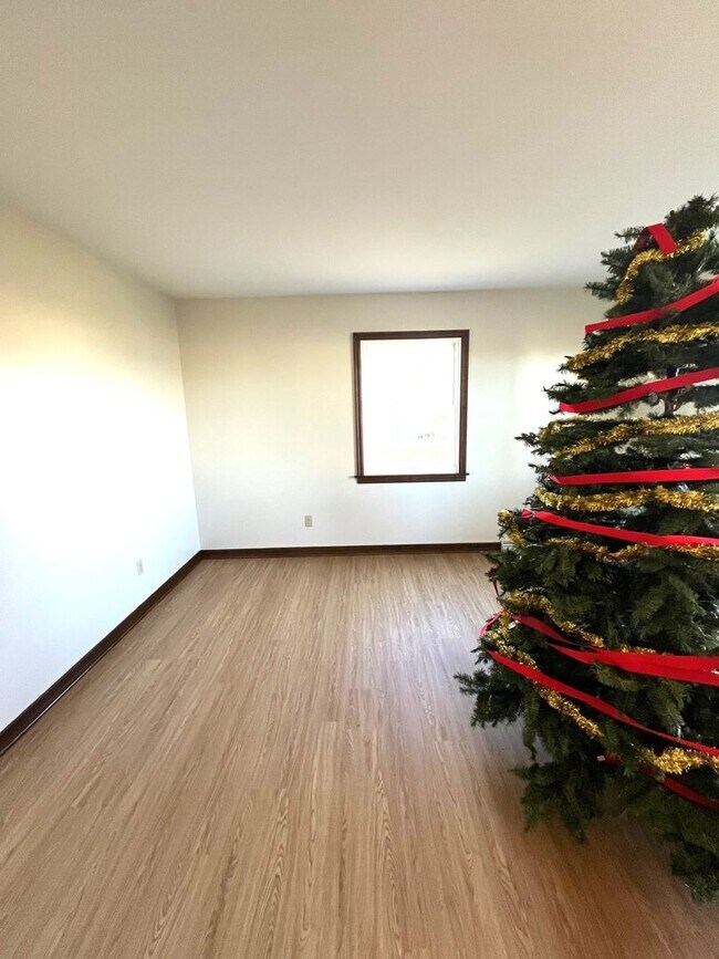 Building Photo - 8298 Scenic Dr