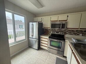 Building Photo - Family Friendly 3 Bedroom Townhome Style C...