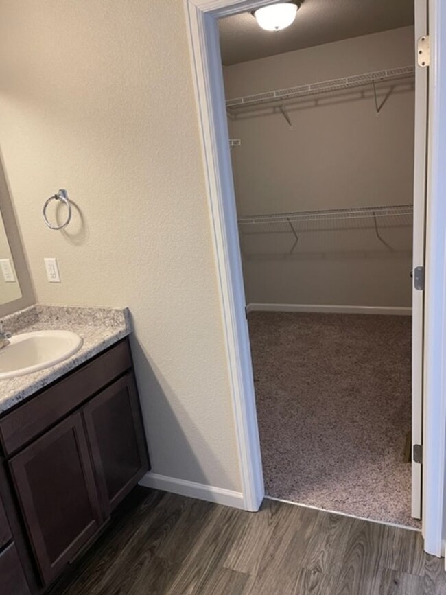 Building Photo - Beautiful 3BD/2.5BA Townhome in The Vistas...