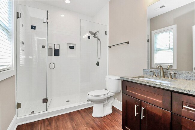 Building Photo - Newer Build Single Family in Washington Heights!