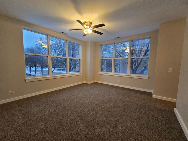 Building Photo - 1752 W Maypole Ave