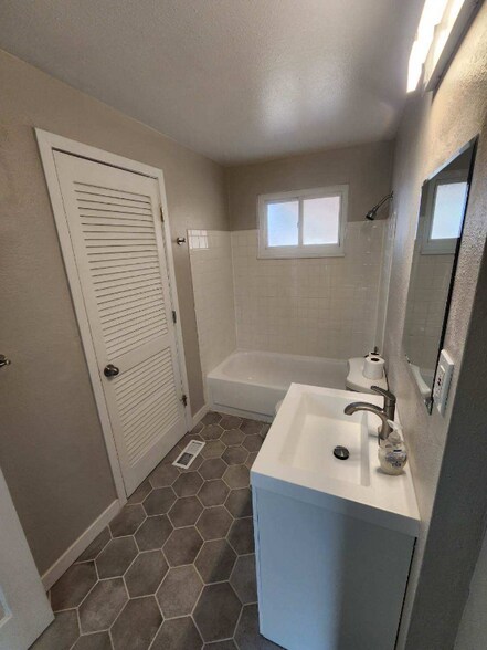 Building Photo - 2050 Del Mar Dr