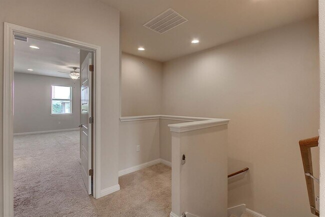 Building Photo - 13800 Lyndhurst St