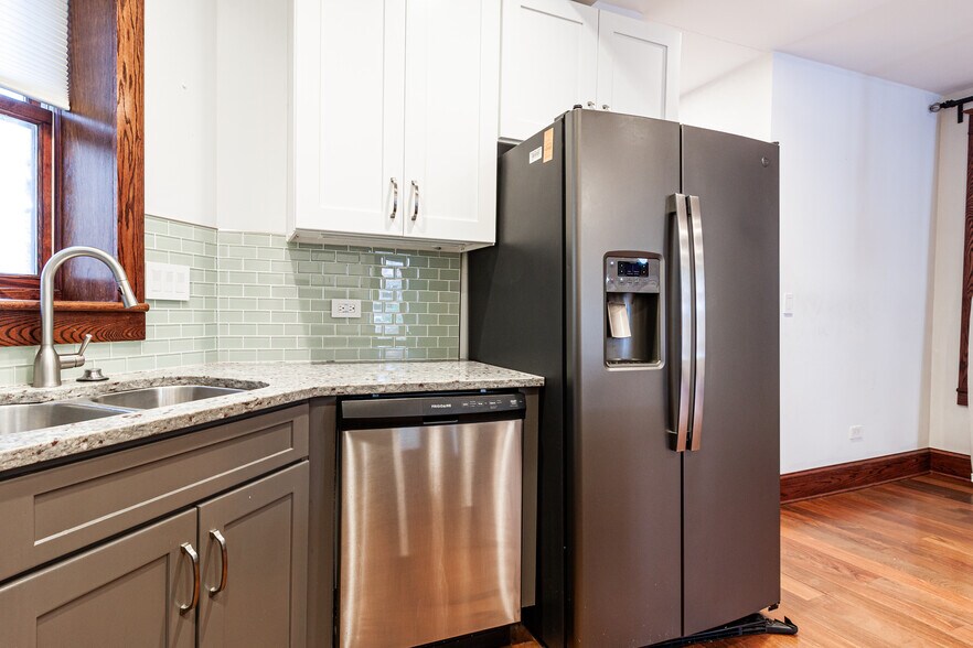 Building Photo - 1019 W Oakdale Ave