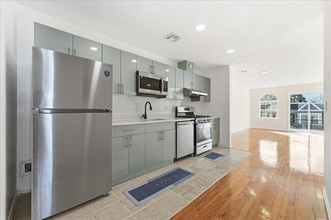 Building Photo - 624 Bramhall Ave