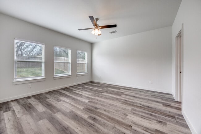 Building Photo - 924 W Collins St