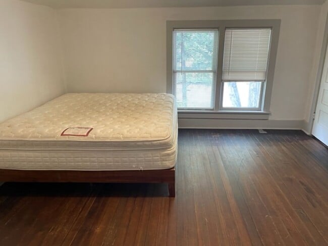 Building Photo - Downtown 3bd/1ba Duplex