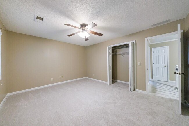 Building Photo - 10565 Shallowford Rd