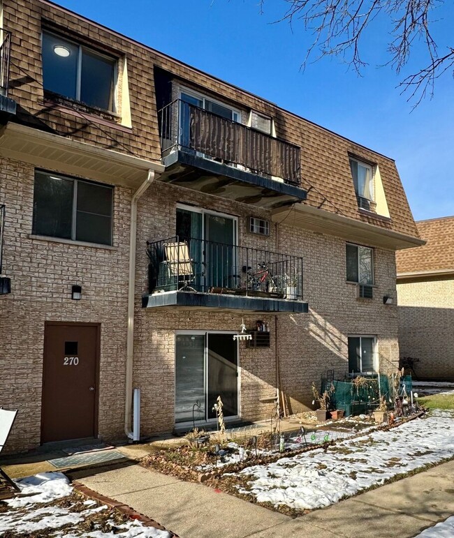 Building Photo - 270 Shorewood Dr