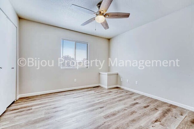 Building Photo - Completely Renovated Townhome