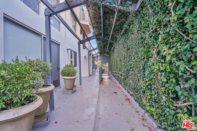 Building Photo - 842 11th St