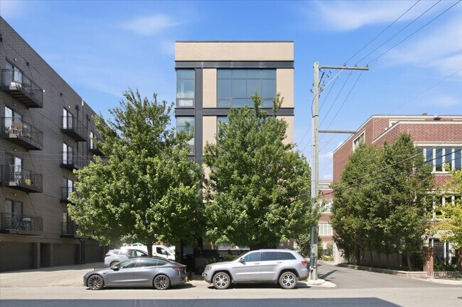 Building Photo - 650 N Green St