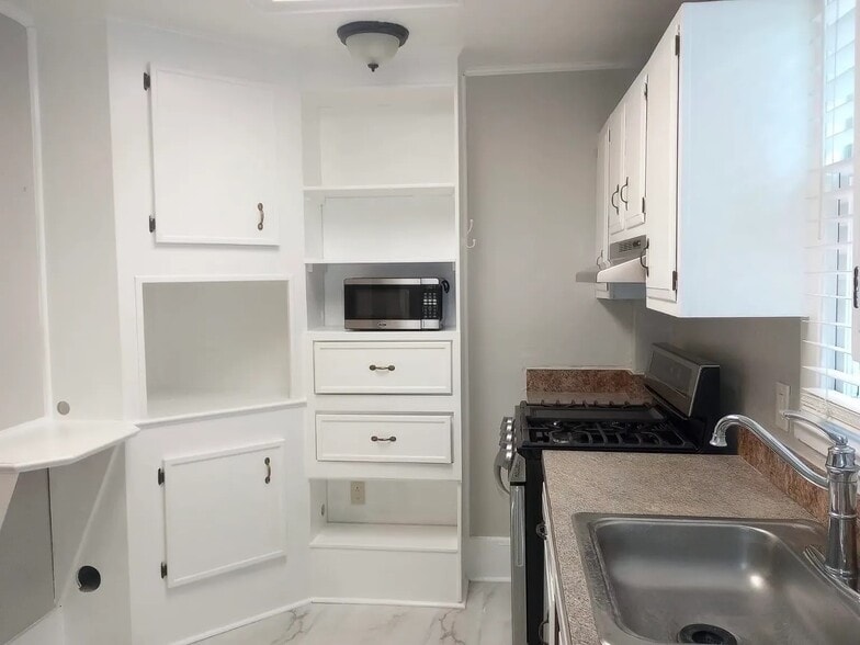 Kitchen with private entrance to backyard - view 3 - 816 Westover Ave
