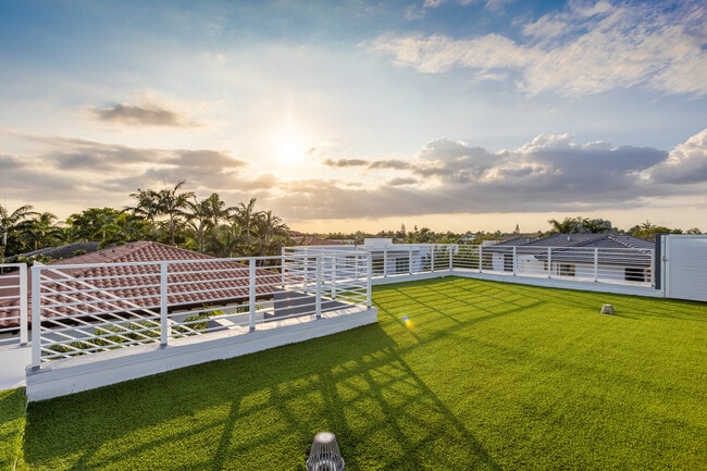 Building Photo - 454 Fernwood Rd