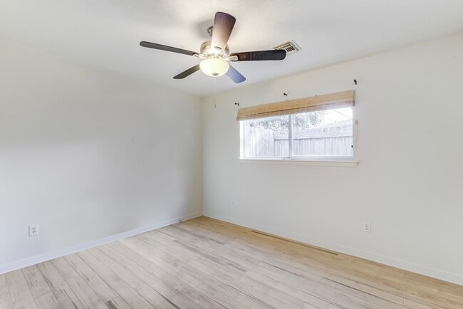 Building Photo - 3811 Bennett Dr