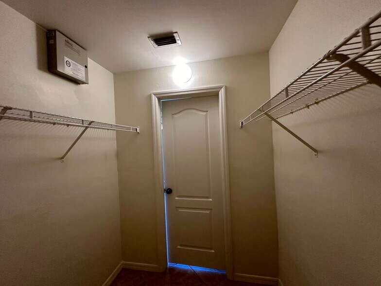 Building Photo - 4124 NE 8th Pl