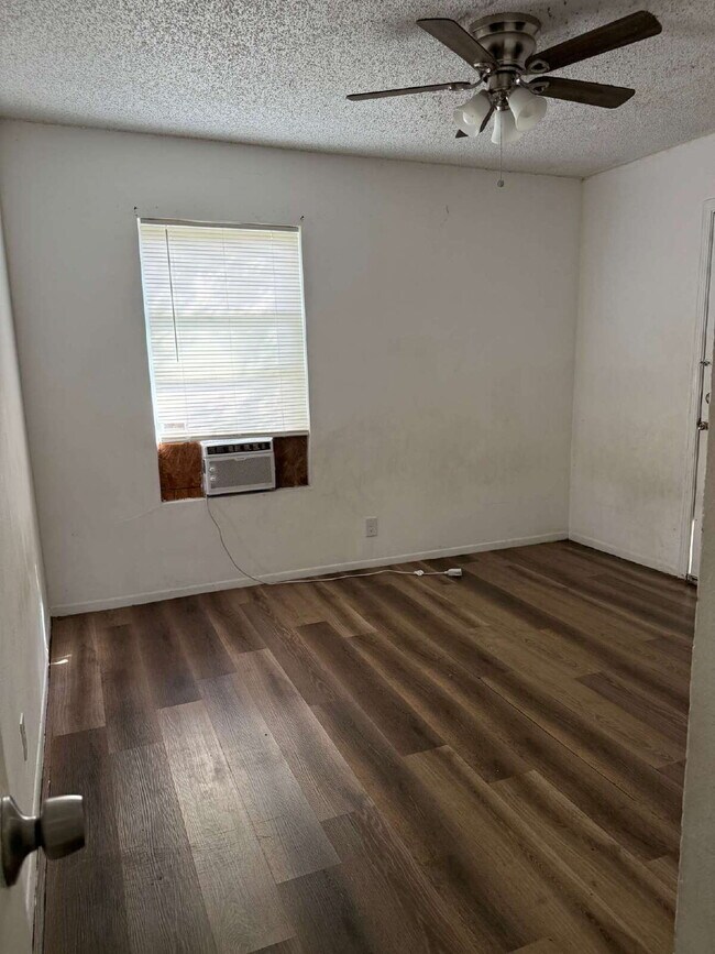 Building Photo - Two Bedroom Charmer with Washer & Dryer Included