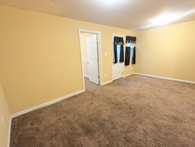 Building Photo - Townhome in *OAKDALE school district* ready for you now!