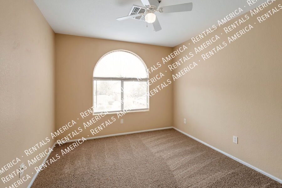 Building Photo - 629 E Saddle Way