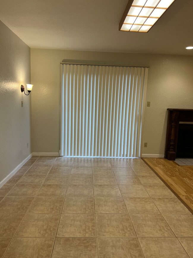 Building Photo - Available now! South Davis Townhome On Ver...