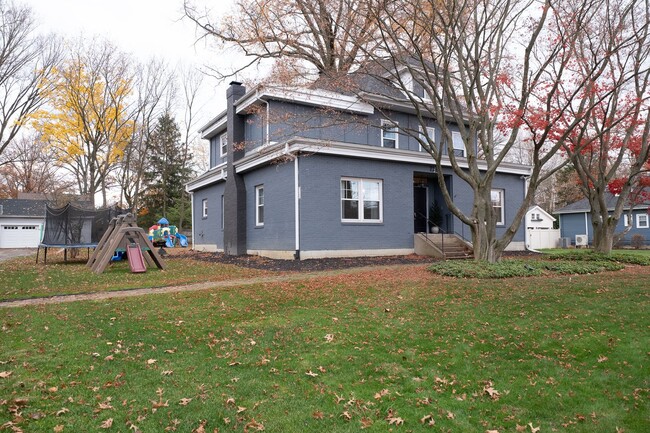 Building Photo - Spacious home with swimming pool to enjoy ...