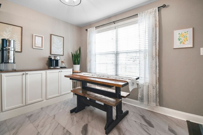 Building Photo - Pet Friendly Three Bedroom!