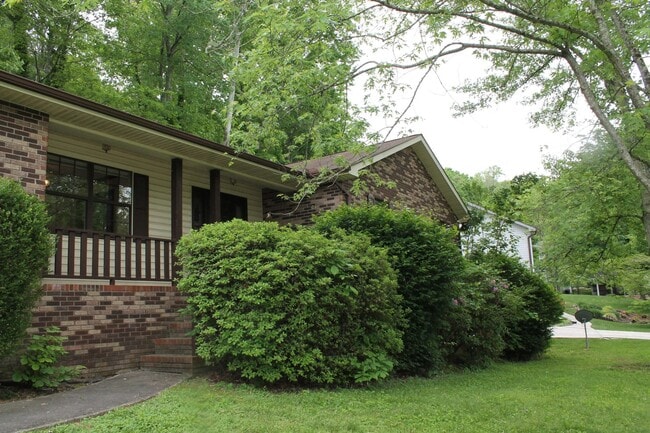 Prime location! Award winning Oak Ridge S... - Prime location!  Award winning Oak Ridge S...