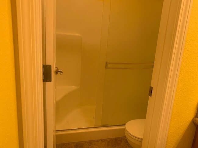Building Photo - Beautiful upstairs condo with Washer and D...