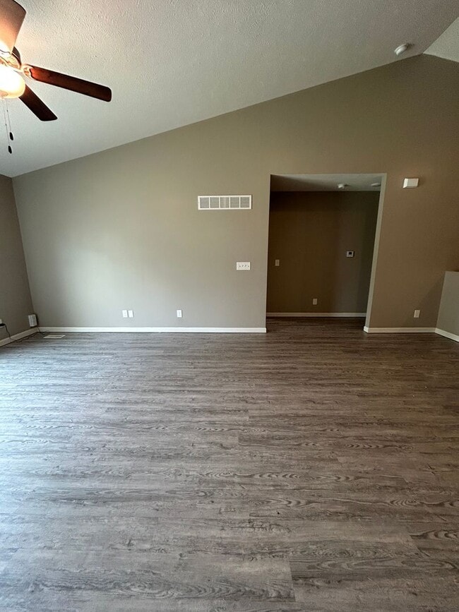 Building Photo - Spacious 4 Bedroom Duplex Near Village Pointe