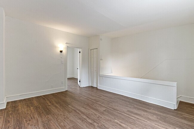 Building Photo - Spacious 5 Bedroom Home w/ Balcony, Porch & Yard Space!