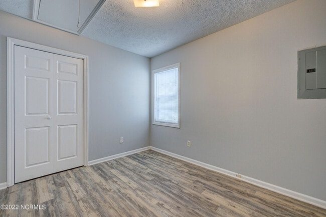 Building Photo - 617 Varsity Dr