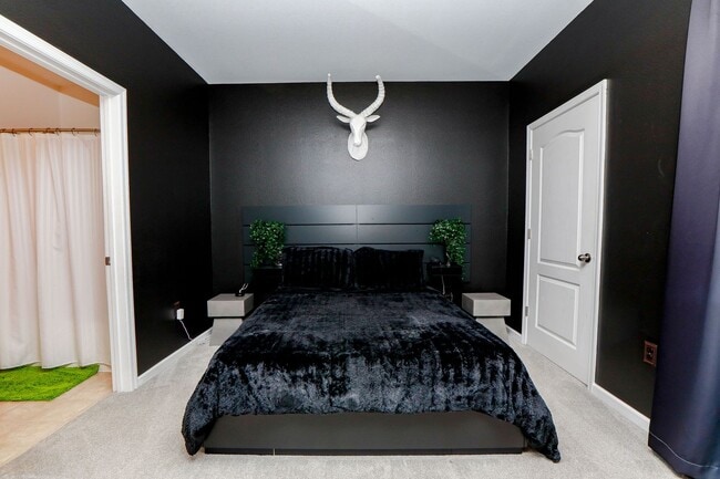 Building Photo - Riverside  Condo-RARE-Ready Jan 26