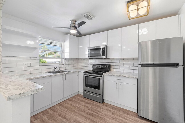 Building Photo - 560 SE 23rd Ave